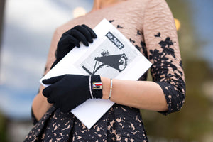 Dame bei einem Event mit ElephantSkin Handschuhen